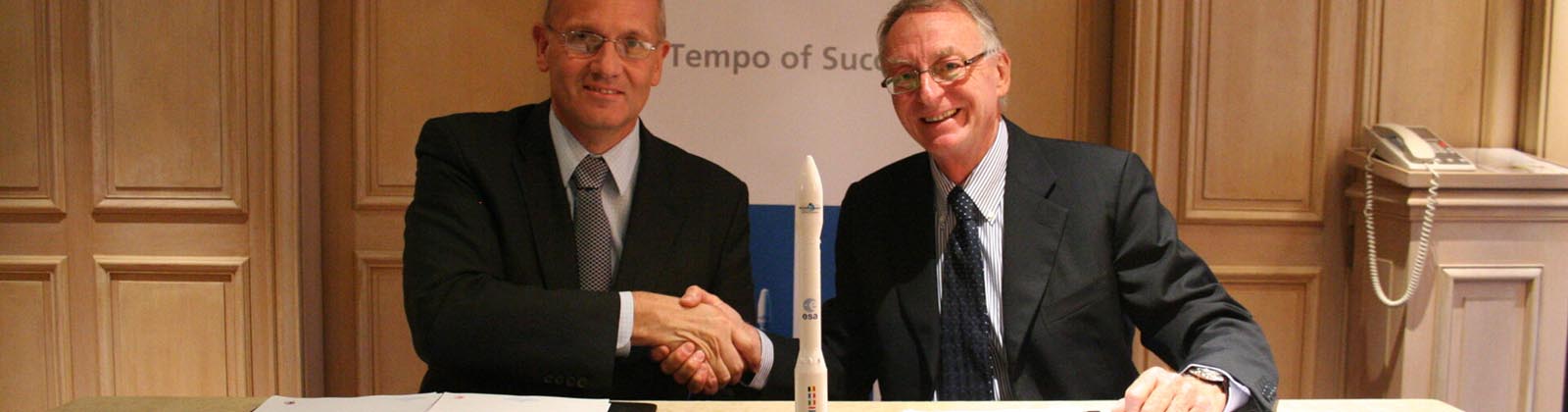 Signature contrat Arianespace