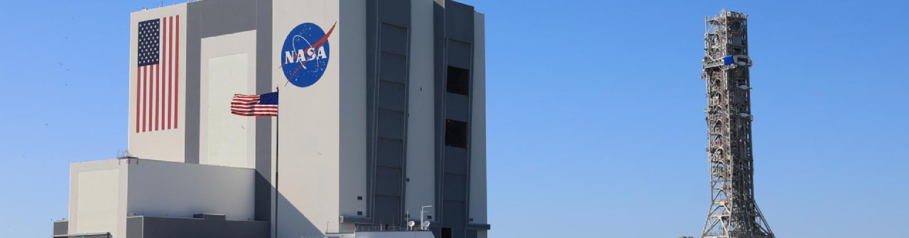 Vue sur le VAB et la tour de lancement de la fusée SLS