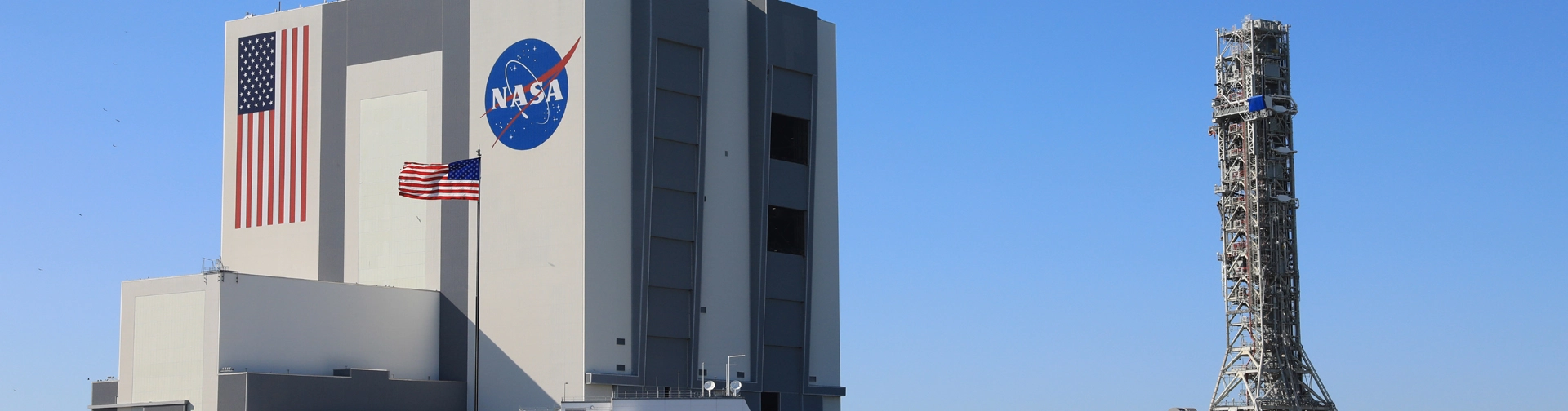 Vue sur le VAB et la tour de lancement de la fusée SLS