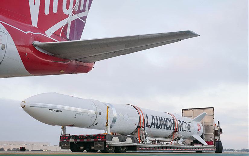 Départ de la fusée LauncherOne, accrochée au Boeing 747-400 Cosmic Girl