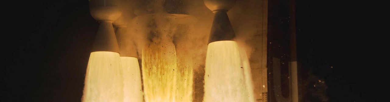 Gros plan sur les moteurs de la fusée Atlas V