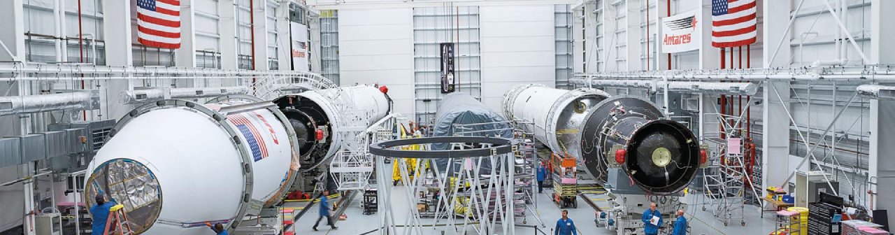 Hall d'intégration des fusées Antares au centre spatial de Wallops Island de la NASA