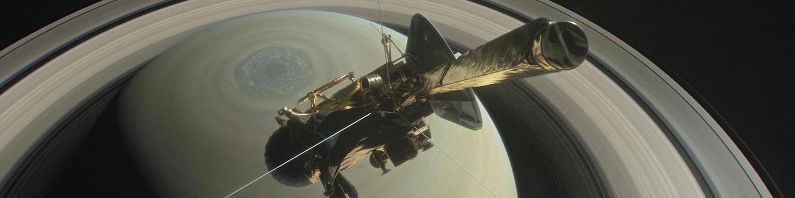La sonde Cassini survole le pôle nord de Saturne