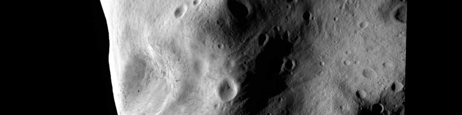 Gros plan de l'astéroïde Lutetia