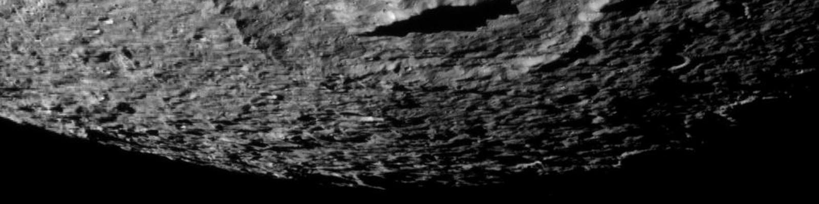 Vue sur le cratère Erulus à la surface de Dione