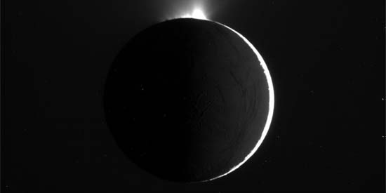 Jets de vapeurs à la surface d'Encelade