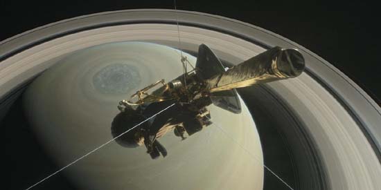 La sonde Cassini survole le pôle nord de Saturne