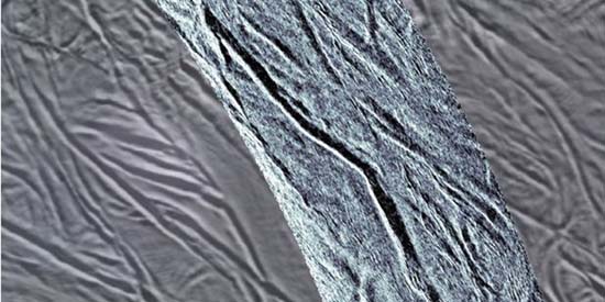 Gros plan de la surface d'Encelade