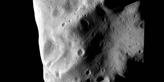 Gros plan de l'astéroïde Lutetia