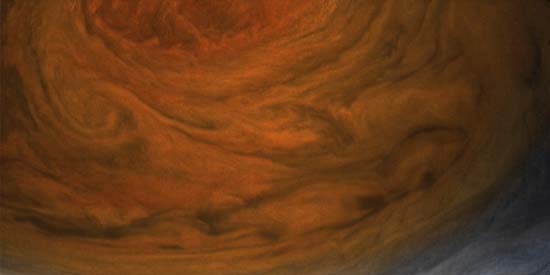Gros plan sur la Grande Tache Rouge de Jupiter par la sonde Juno