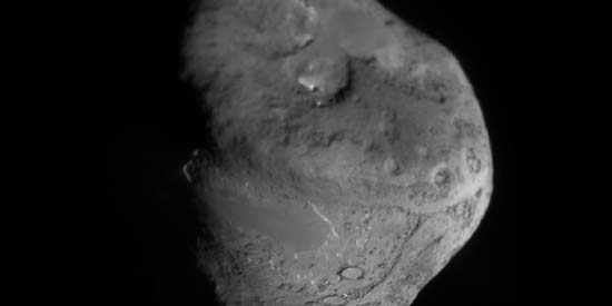 Comète Tempel 1 photographié par la sonde Stardust