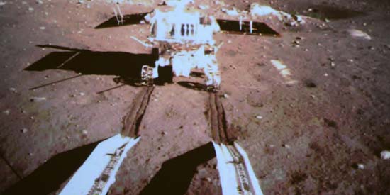 Le rover chinois Yutu roule sur la Lune