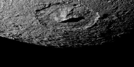 Vue sur le cratère Erulus à la surface de Dione
