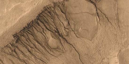 Ravines martiennes photographiées par la sonde Mars Global Surveyor