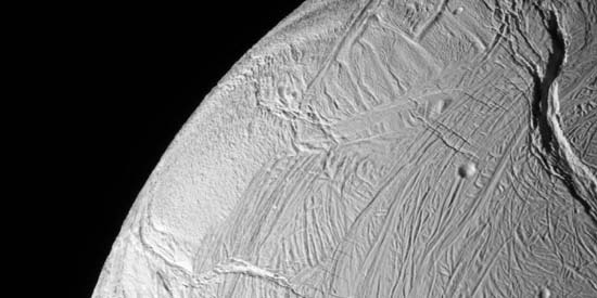 Gros plan sur Encelade, lune de Saturne