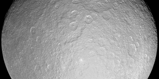 Rhea, une lune de Saturne