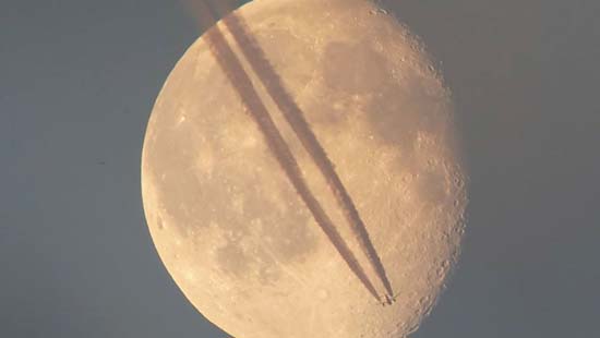 Passage d'avion près de la Lune